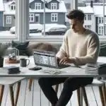 Norsk person ved kj kkenbord planlegger budsjett og nedbetaling av forbruksgjeld